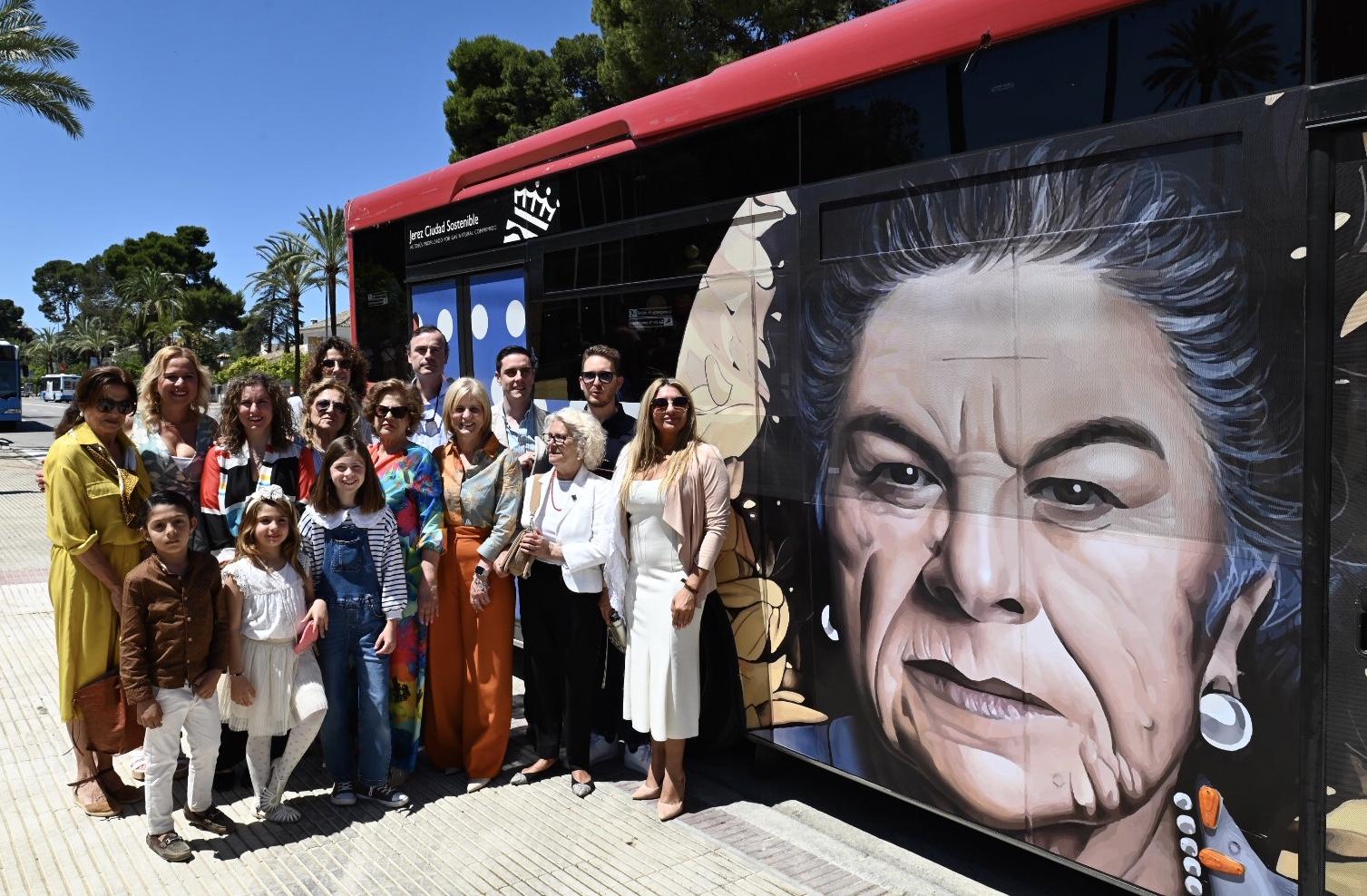 Homenaje a La Paquera: el Ayuntamiento le dedica uno de los autobuses que van a la Feria del Caballo de Jerez