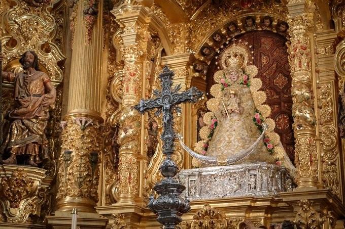 La Virgen regresa a su camarín