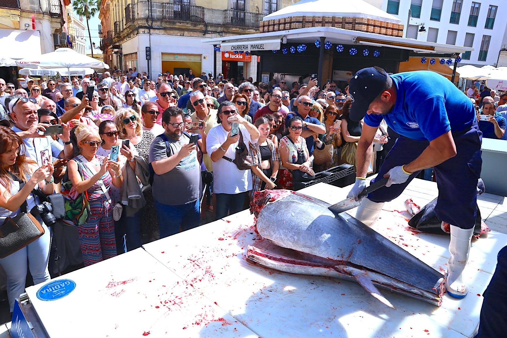 Éxito de convocatoria del ronqueo de un atún rojo en directo con motivo de Jerez CEG 2026