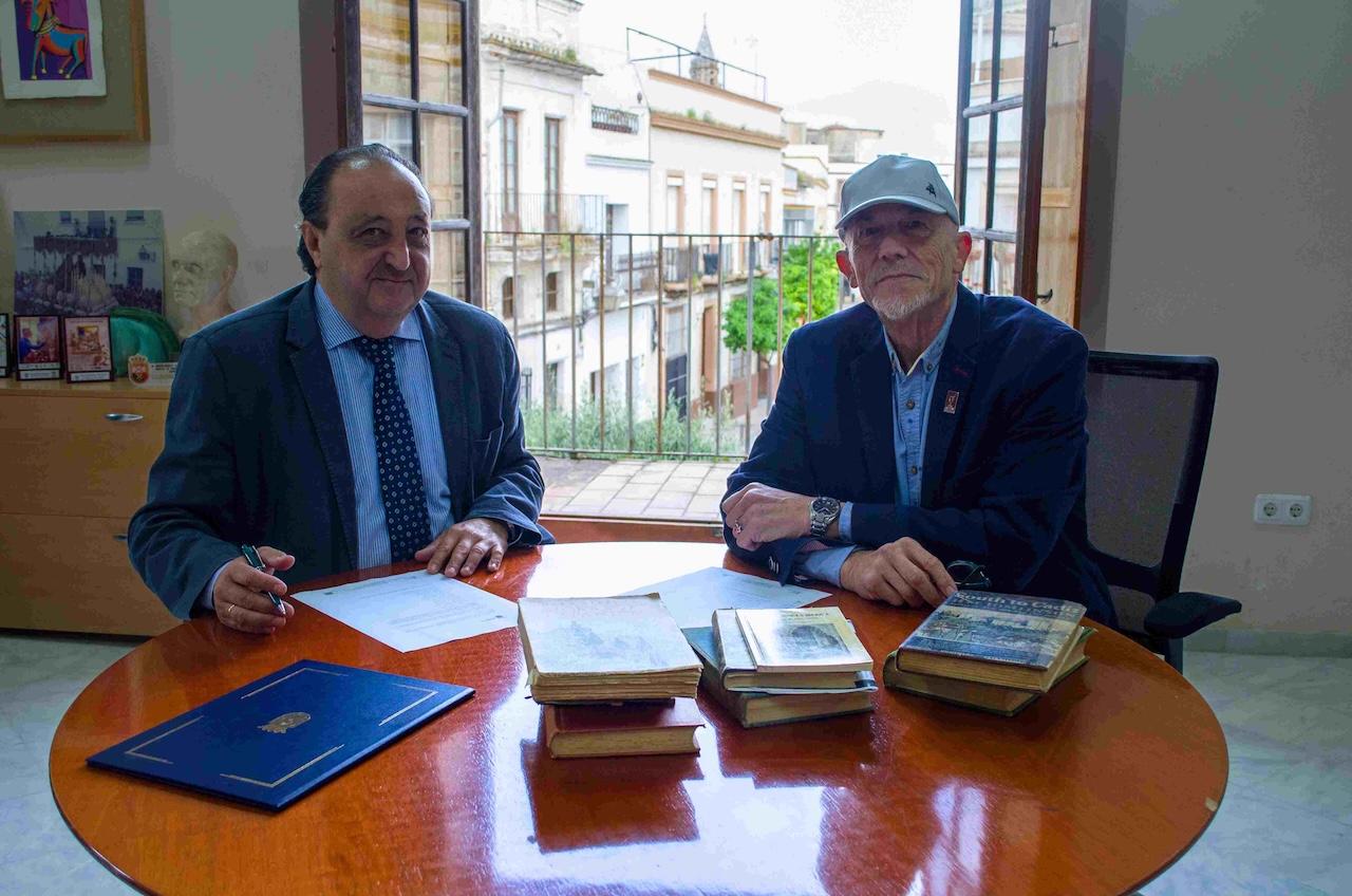 El patrimonio documental de Jerez incrementa con una nueva donación de libros y documentos de José Luis Jiménez