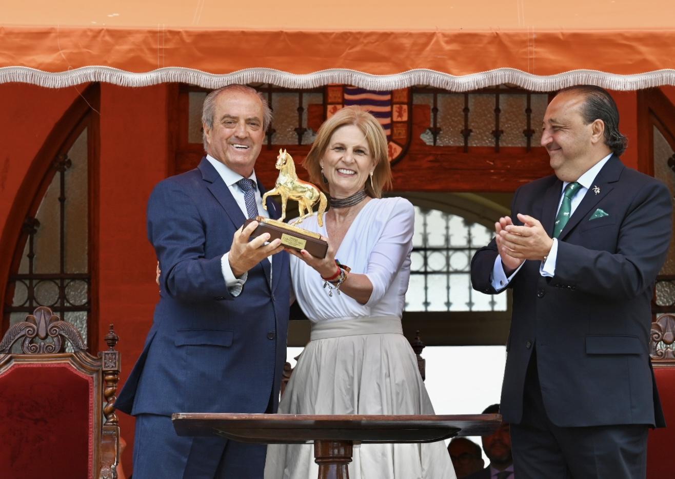 La Real Sociedad de Carreras de Caballos de Sanlúcar de Barrameda recibe el Caballo de Oro Ciudad de Jerez 2025