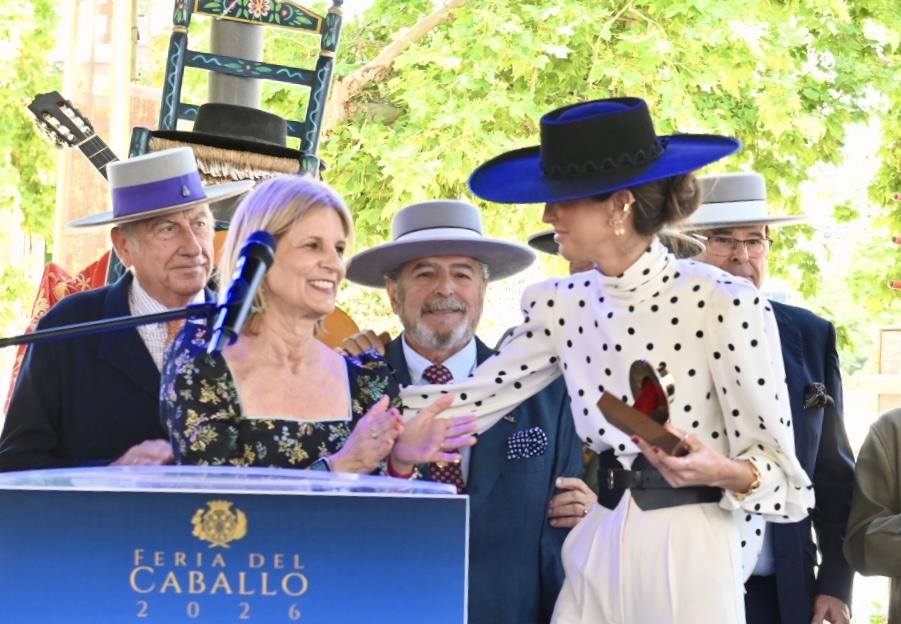 La diseñadora Inés Domecq recibe en la Feria del Caballo de Jerez el premio Sombrero de Oro 2026