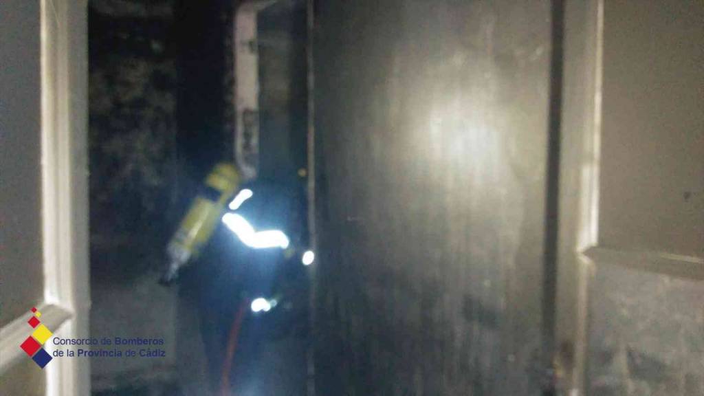 Rescatado un joven okupa en el incendio de una casa abandonada en Jerez