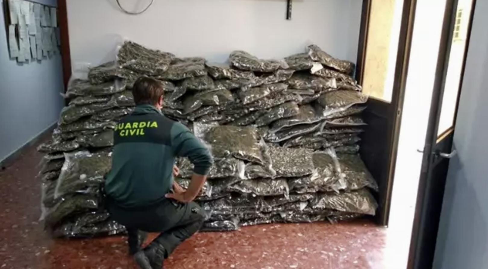 La Guardia Civil intercepta una furgoneta en Jerez con casi 170 kilos de cogollos de marihuana