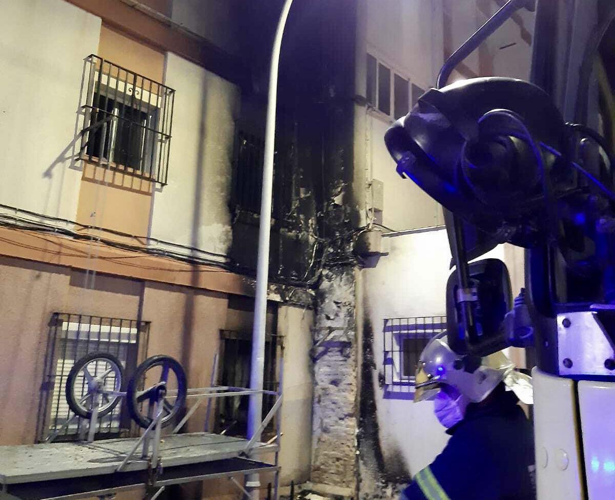 Arde un sofá en Juan XXIII y acaba incendiando varias viviendas de un bloque