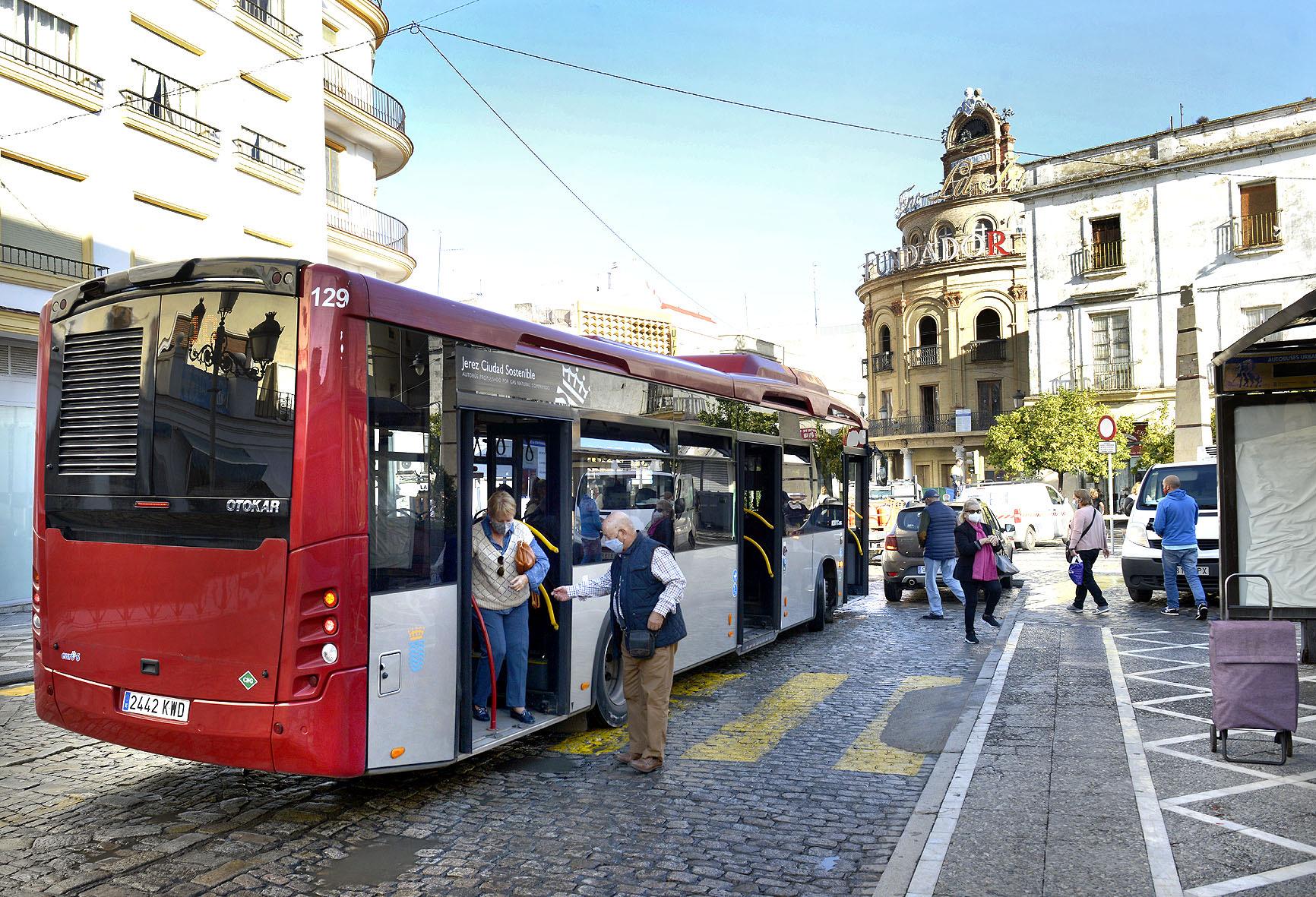 El Ayuntamiento anula los viajes gratuitos de los viernes en autobús y suspende la lanzadera entre Área Sur y el centro