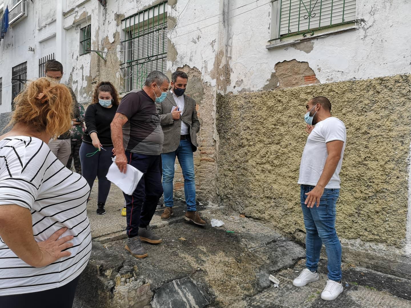 Los vecinos de El Chicle trasladan a los populares su hartazgo por el abandono que sufre esta zona