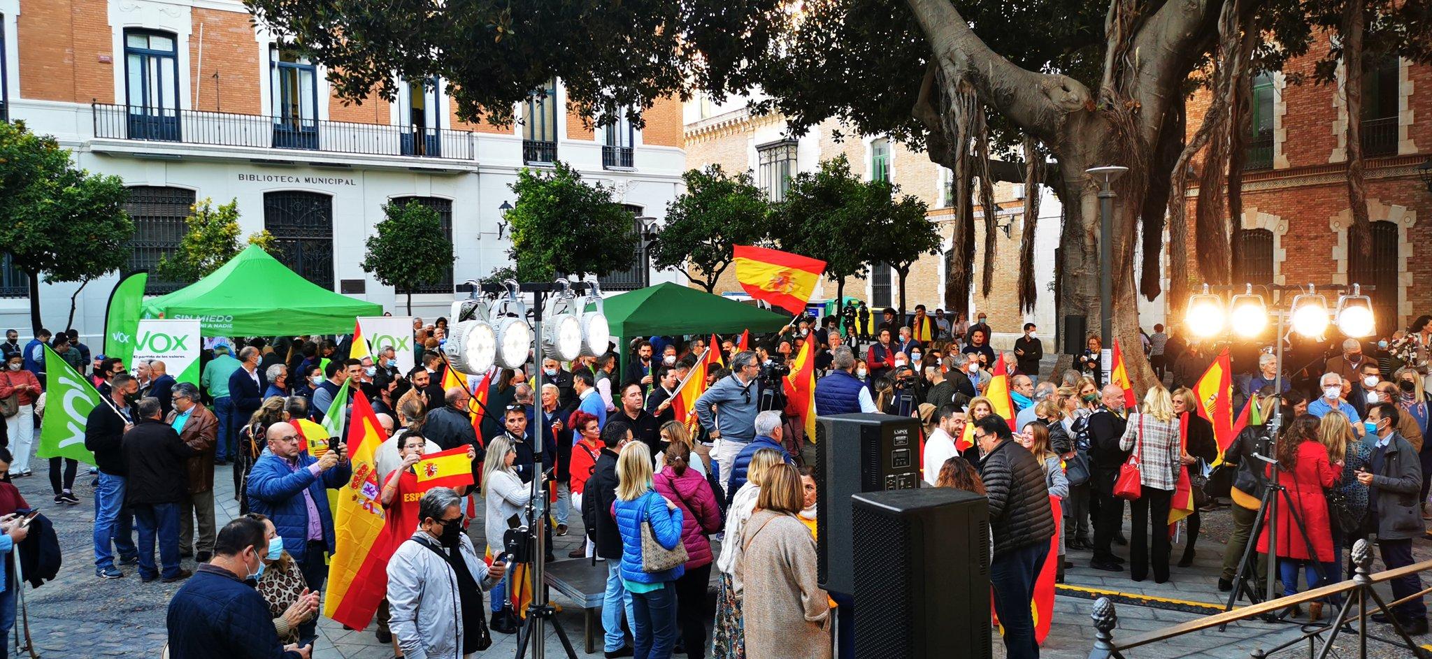 Espinosa de los Monteros congrega a un nutrido grupo de seguidores de Vox en la Alameda del Banco de Jerez