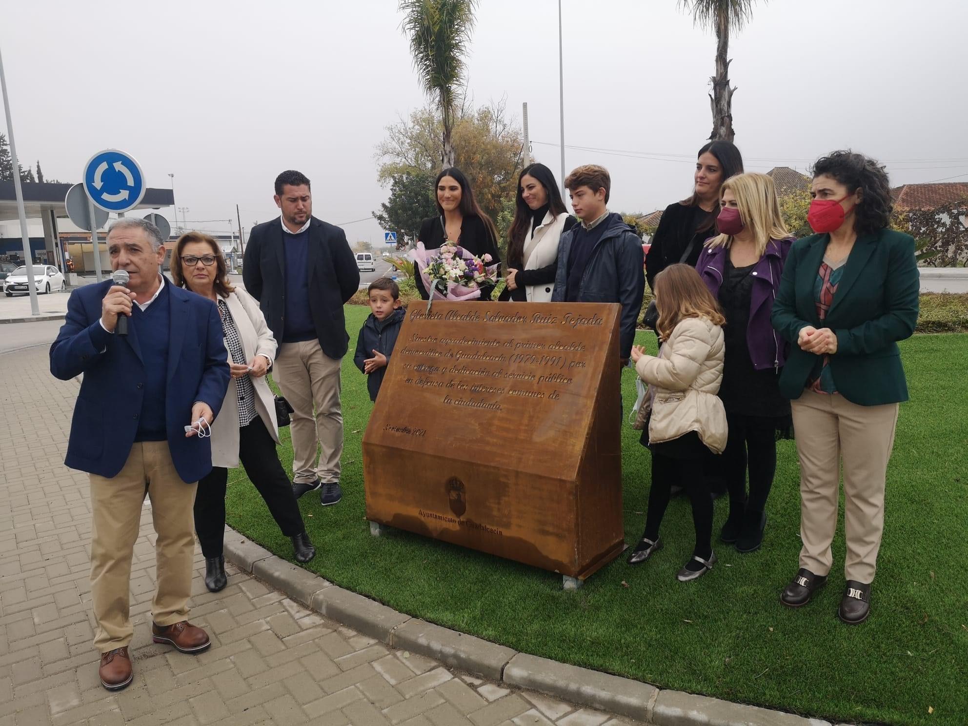 Guadalcacín homenajea a su primer alcalde democrático dedicándole la rotonda de acceso a la ELA