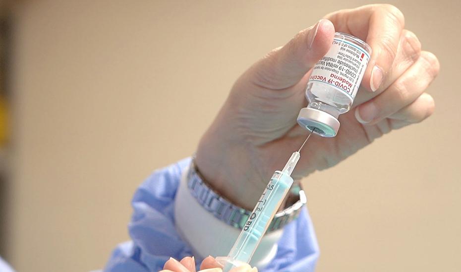 Andalucía comienza a administrar la tercera dosis de la vacuna del COVID-19 a mayores de 60 años y personal sanitario