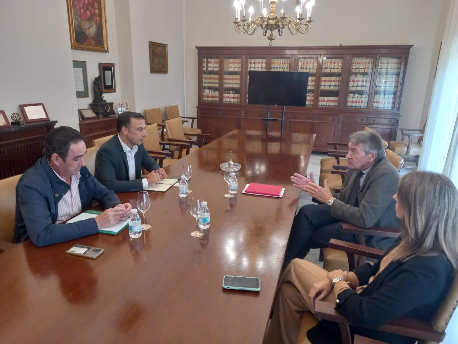 El delegado territorial de Agricultura visita el Consejo Regulador del Vino de Jerez