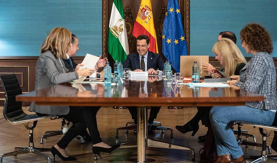 Juanma Moreno inicia con la CEA, UGT y CCOO conversaciones para un nuevo "acuerdo de diálogo social"
