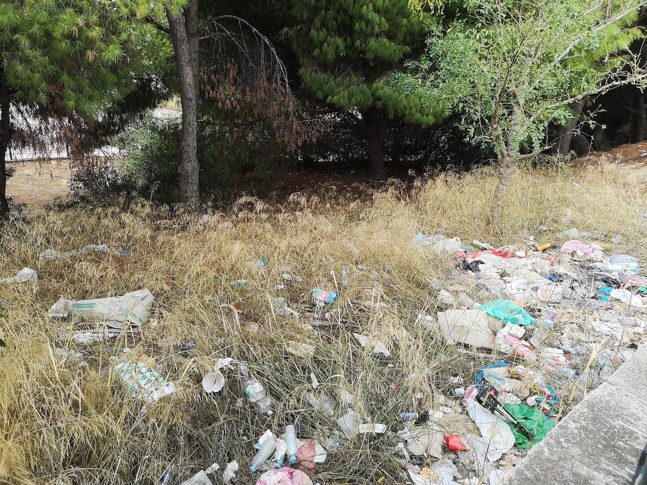 La basura se acumula en el entorno del Centro de Salud La Serrana