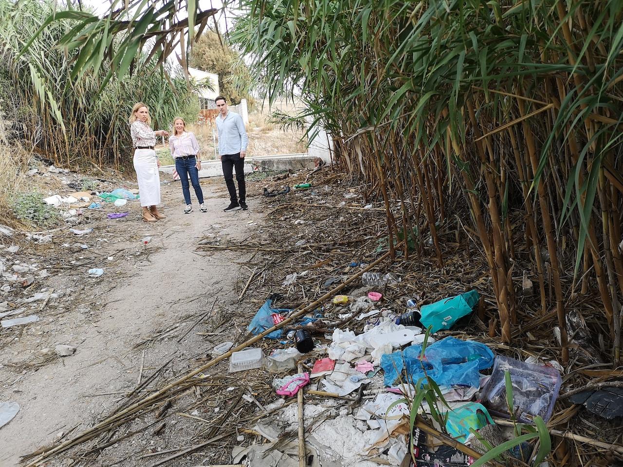 El PP denuncia la acumulación de basura en la Hijuela Los Hornos, entre Los Albarizones y La Corta