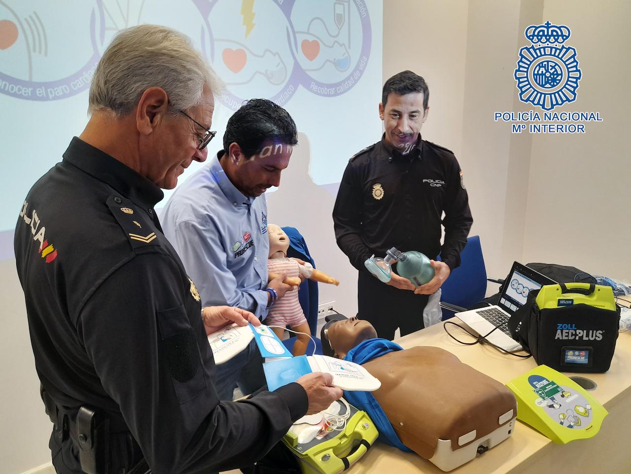 La Policía Nacional incorpora para la campaña navideña en Jerez desfibriladores en sus vehículos gracias a ProRescue