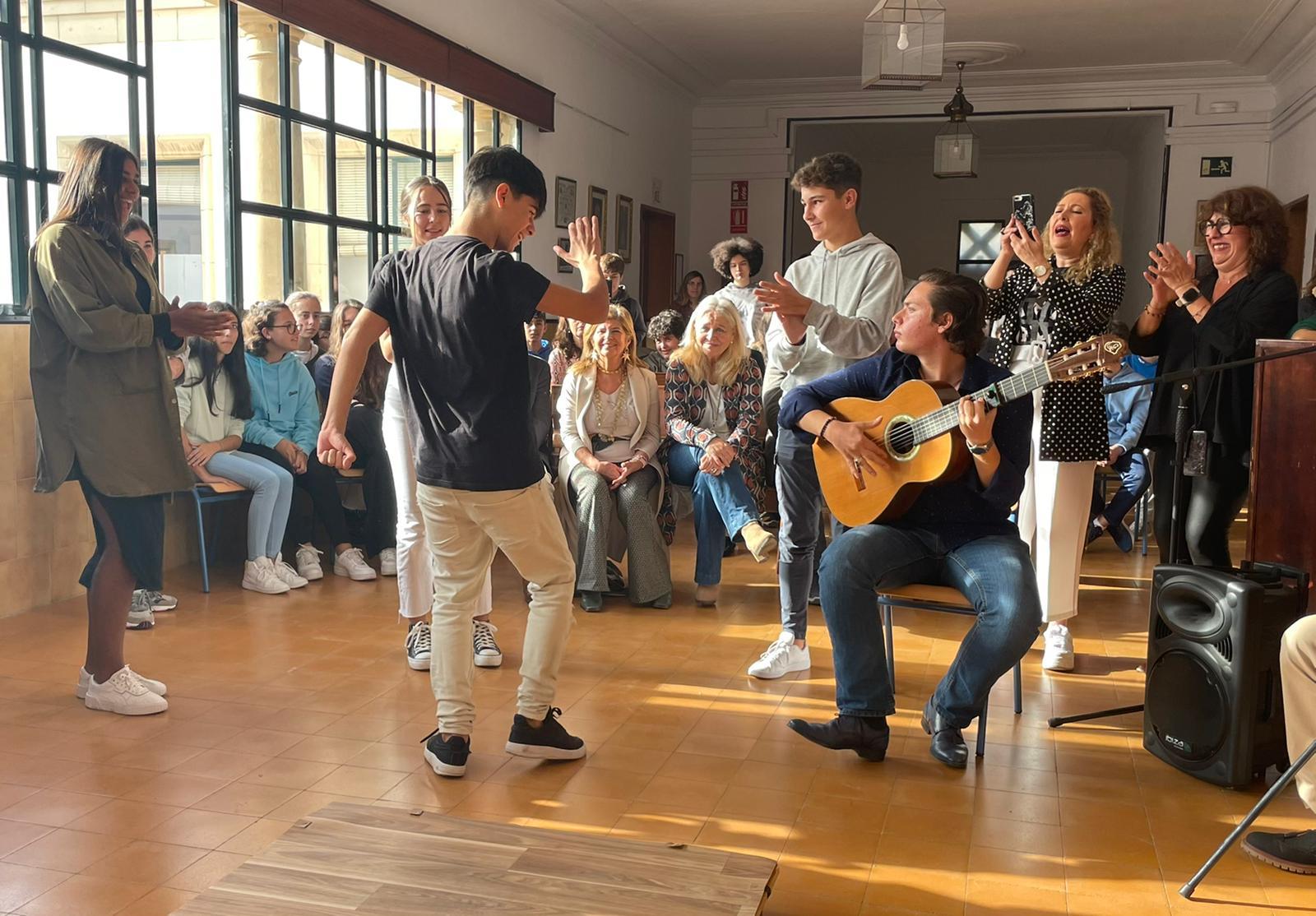 Colombo reitera la apuesta de la Junta por el Flamenco durante su participación en el Taller del IES Padre Luis Coloma