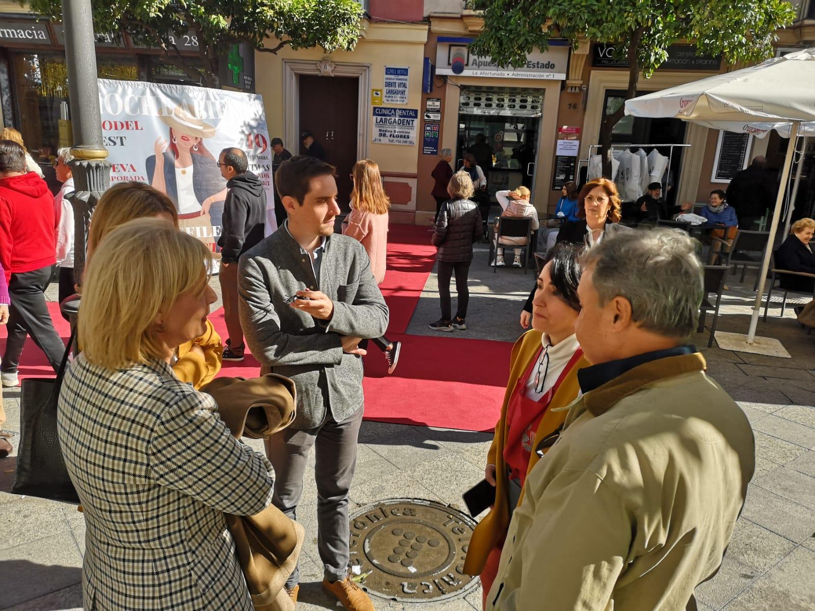 María José García-Pelayo insiste en su apoyo al comercio del centro de Jerez al visitar la Feria del Impulso a la Economía Local