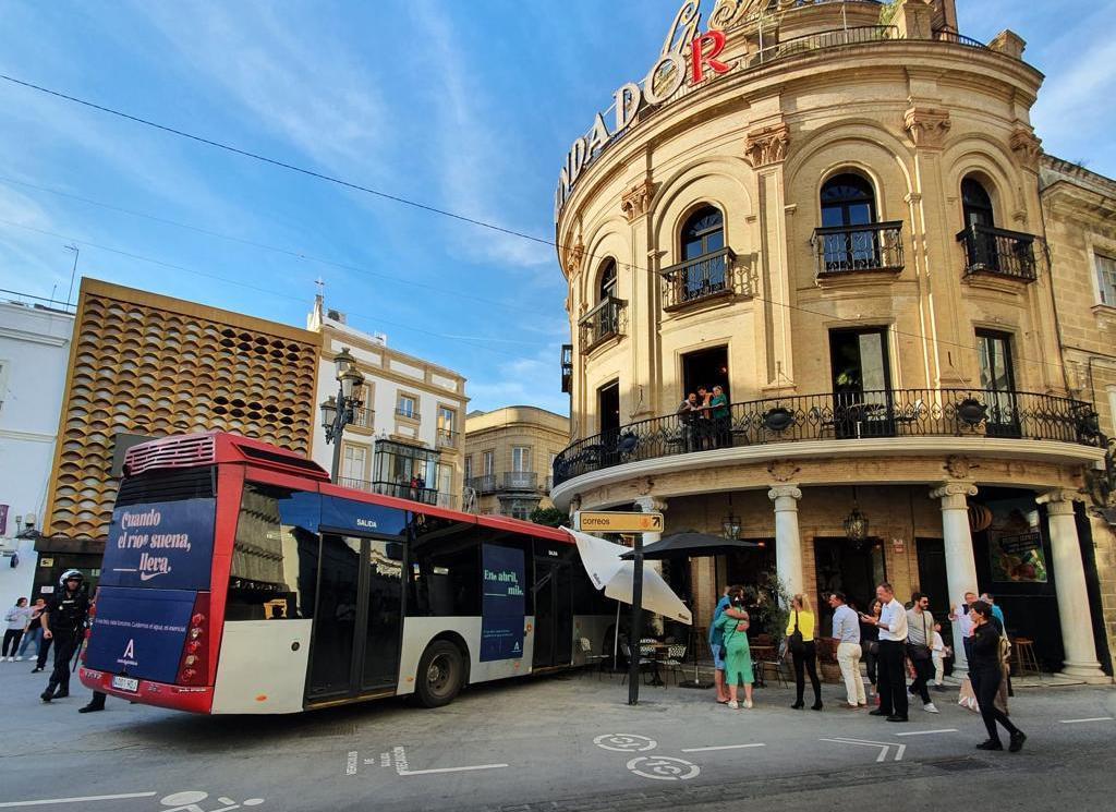 Un autobús urbano de Jerez choca contra el edificio del Gallo Azul
