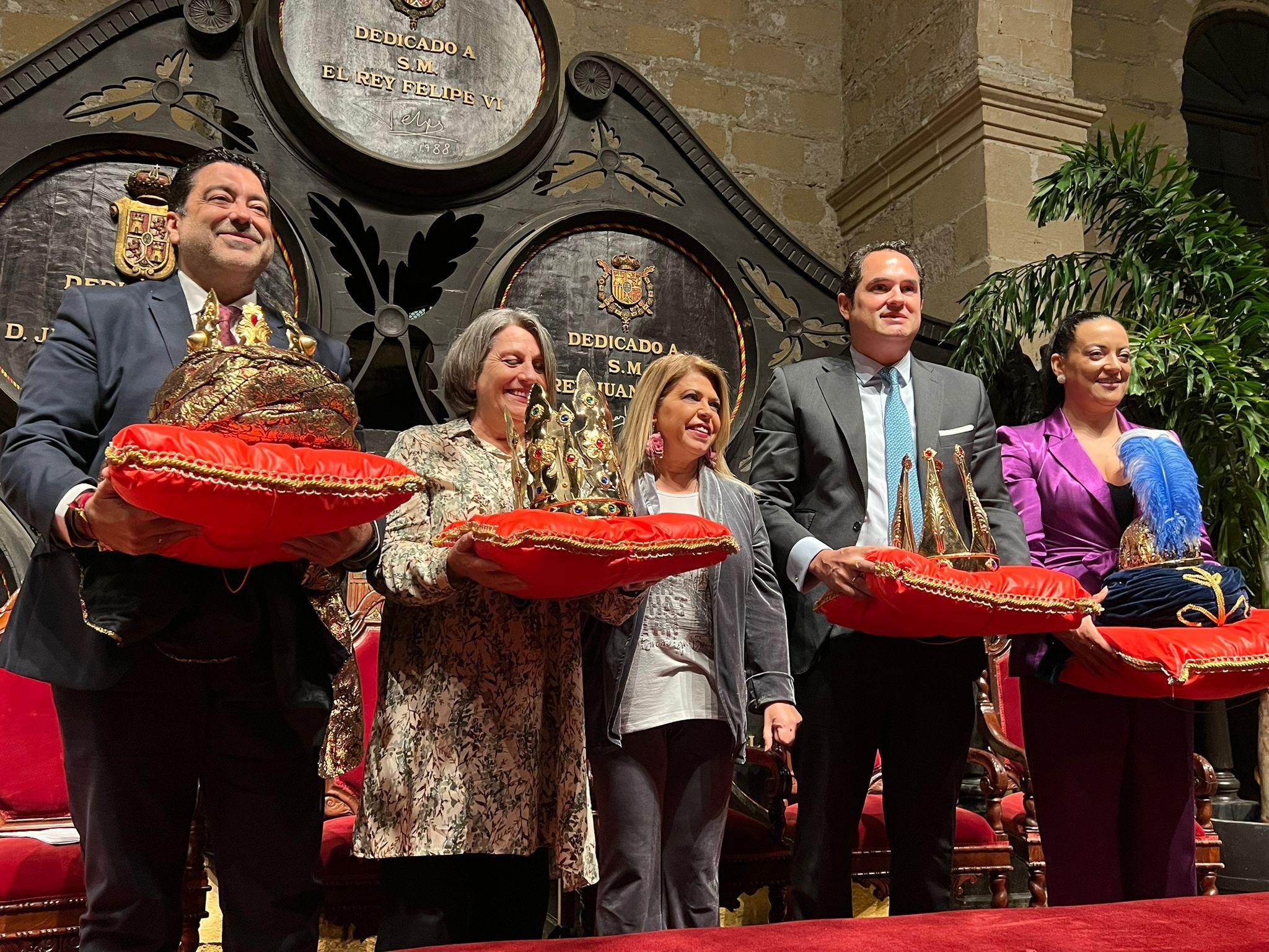 Los representantes de los Reyes Magos en Jerez reciben sus coronas junto a la Cartera Real