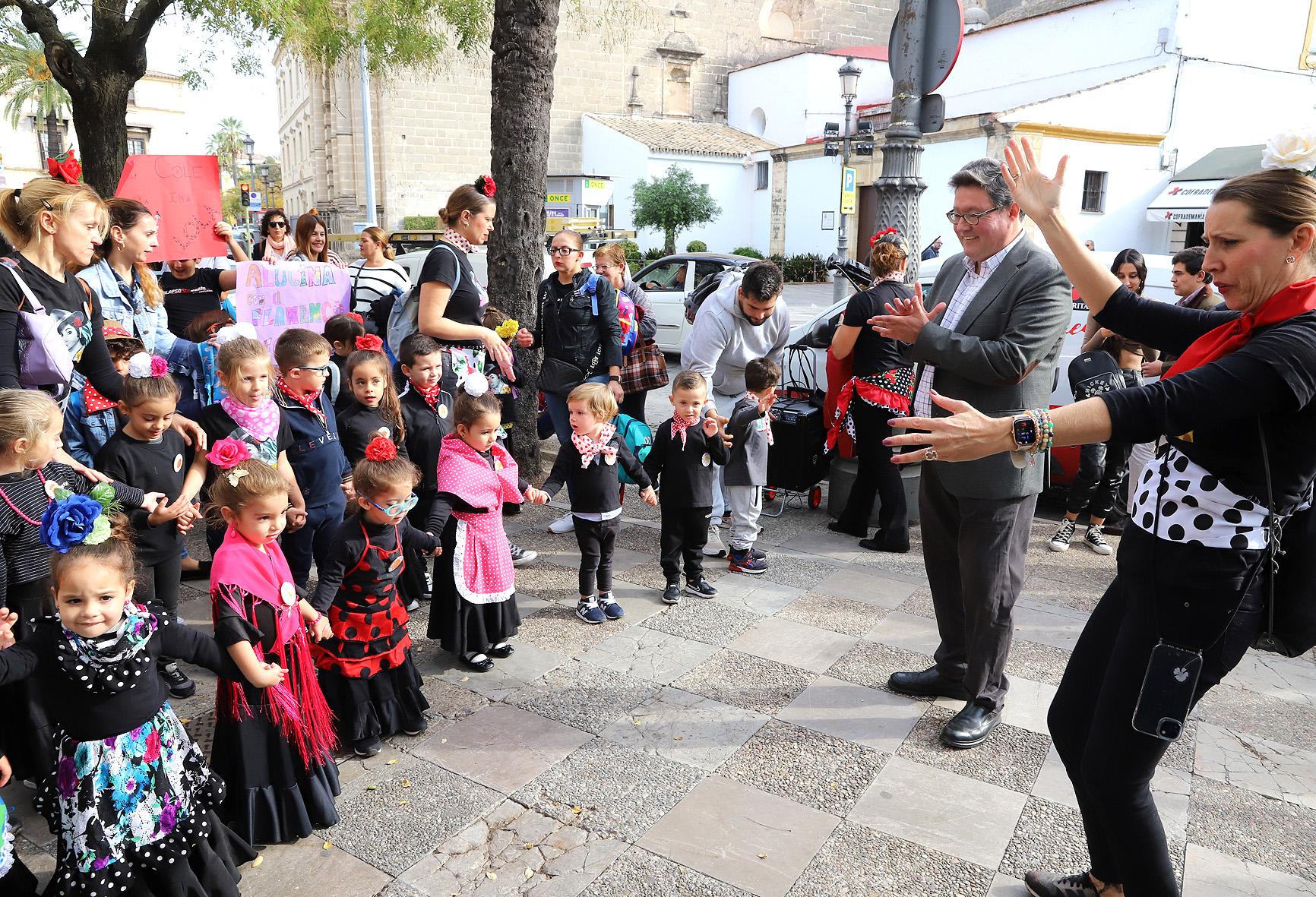 Pasacalles en torno a Lola Flores del CEIP La Ina de Jerez con motivo del Día Internacional del Flamenco