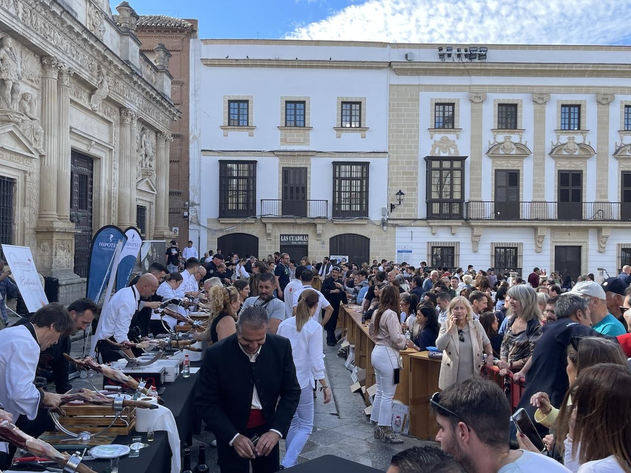 Gran éxito de público en la Jornada de Cortadores de Jamón Solidarios a beneficio de los Reyes Magos de Jerez