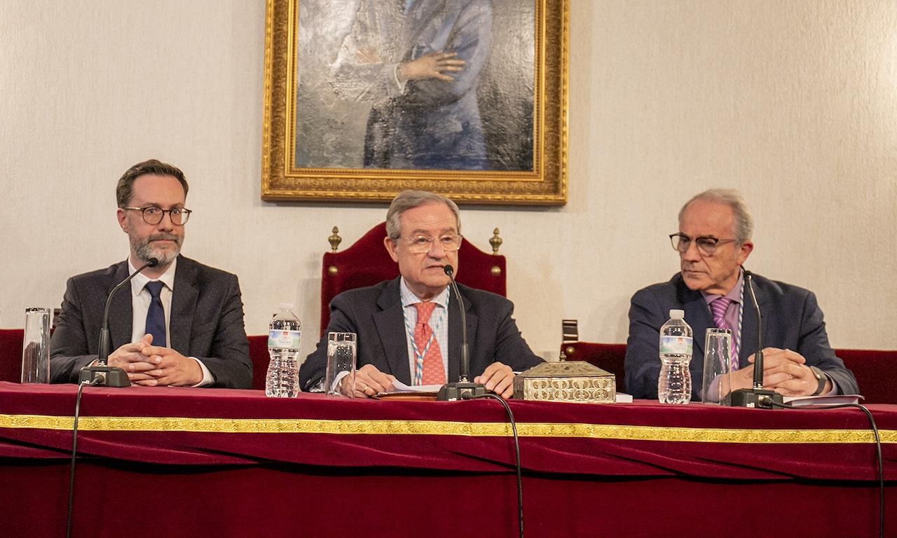 Tommy Byrne presenta en la Academia San Dionisio la biografía del jerezano conde de Premio Real