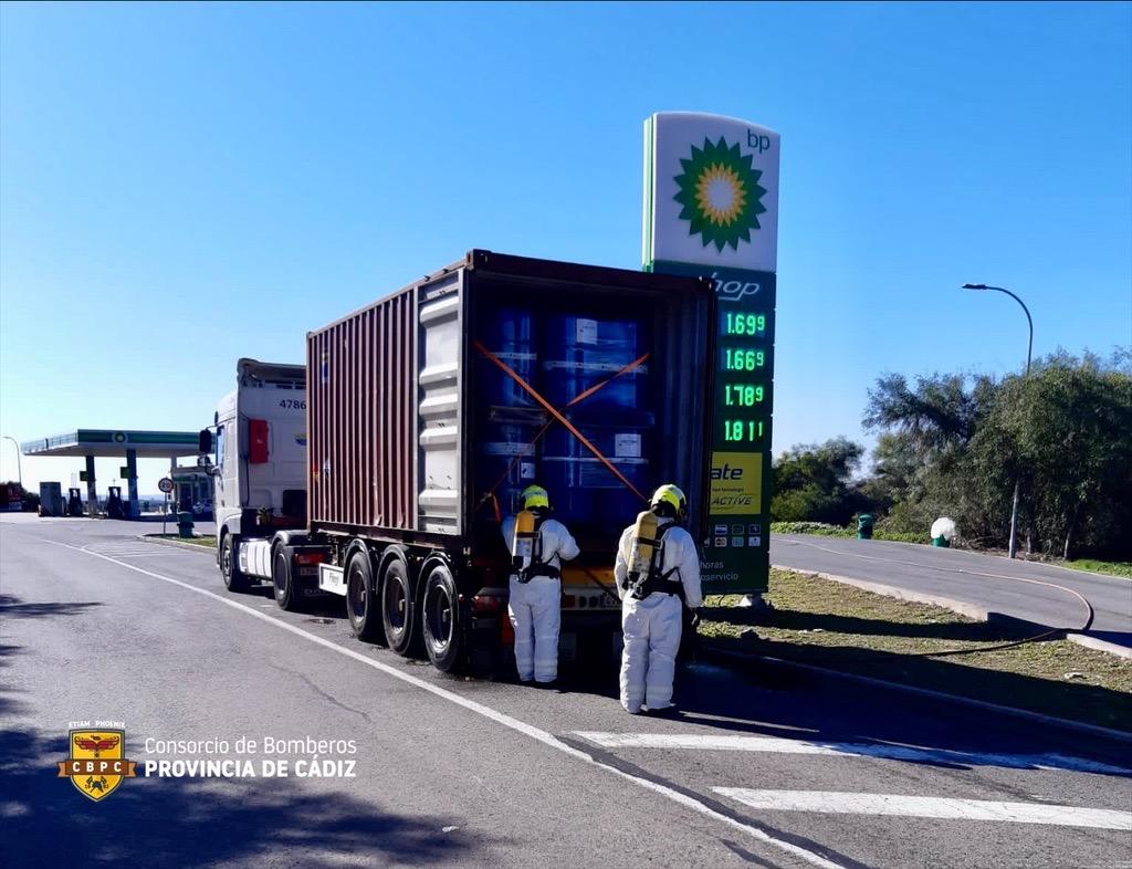 Bomberos de Jerez intervienen ante una posible fuga de mercancías peligrosas en un camión que circulaba por la AP-4
