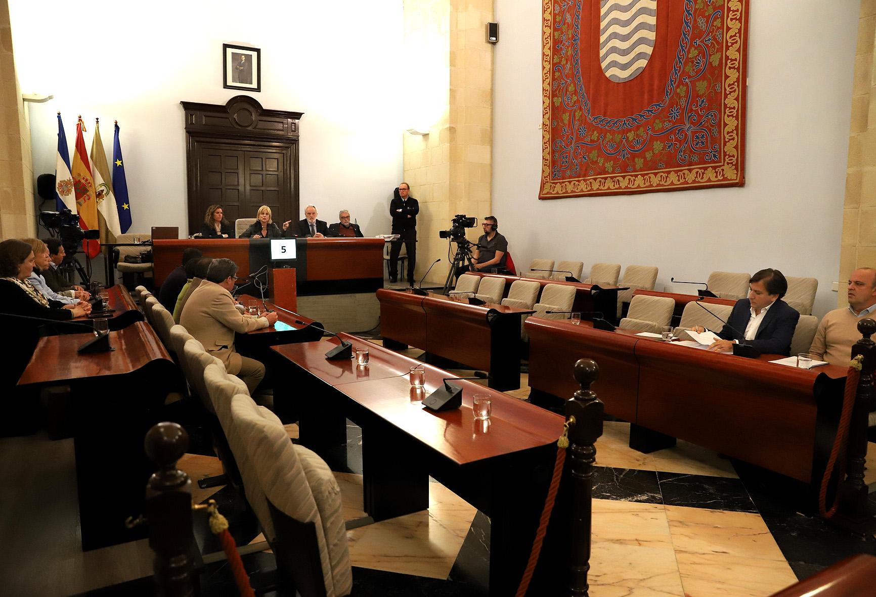 La imagen de la vergüenza en el Pleno local de Jerez: PSOE y La Confluencia, ausentes en el Pleno de apoyo a la Constitución