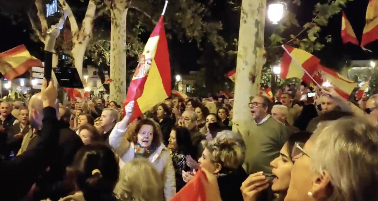 Manifestación contra Pedro Sánchez frente a la sede del PSOE de Jerez