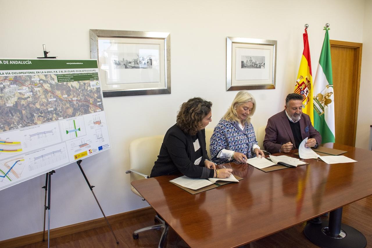 La Junta firma el contrato de las obras del carril bici entre Jerez y La Barca de la Florida