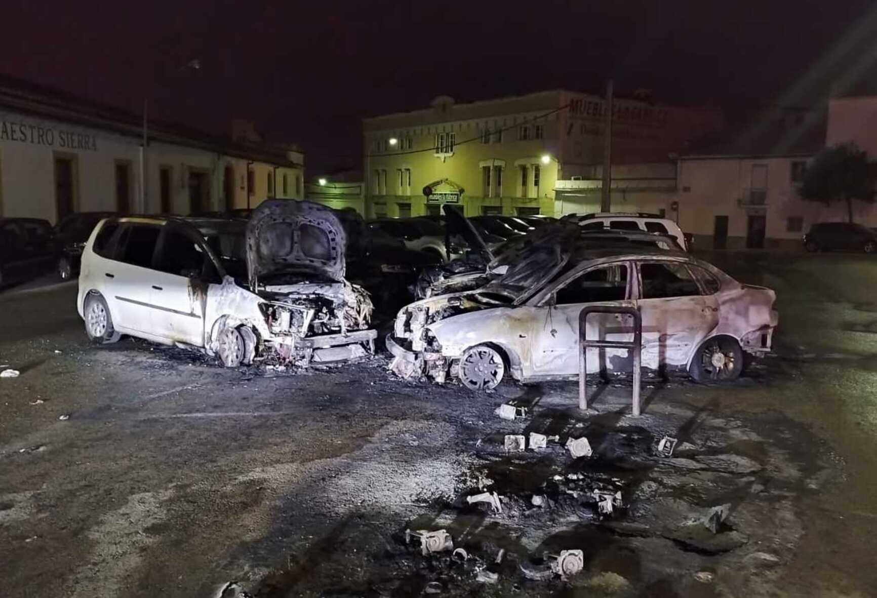 Fuegos intencionados en Jerez: numerosos vehículos y contenedores calcinados