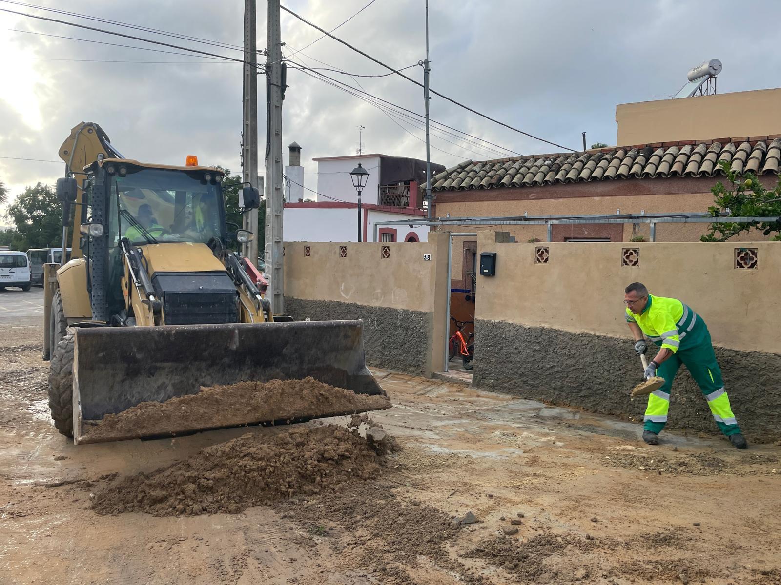 El personal de refuerzo municipal seguirá trabajando todo el fin de semana para recobrar la normalidad en Jerez tras la DANA