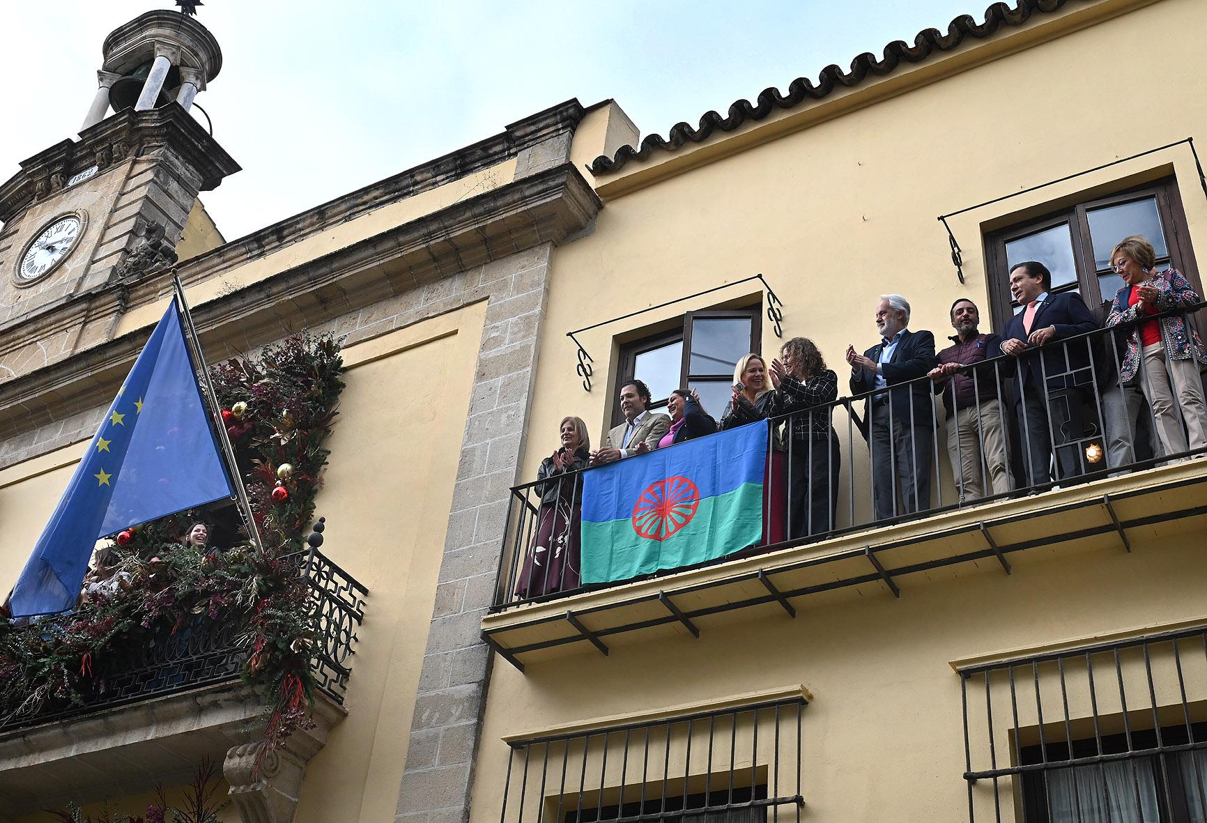 Jerez celebra el Día del Pueblo Gitano Andaluz ondeando la bandera gitana