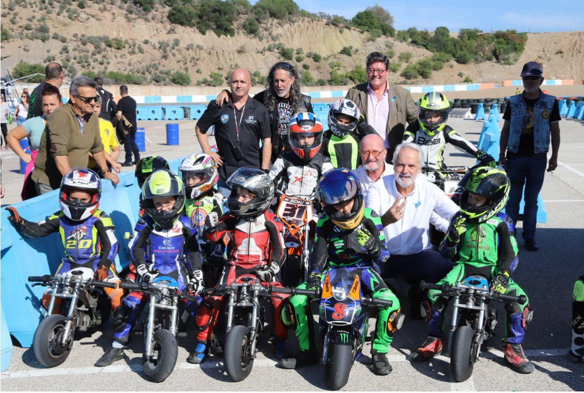 Mototerapia llena de pilotos y aficionados solidarios con Afamedis la pista de karting del Circuito de Jerez