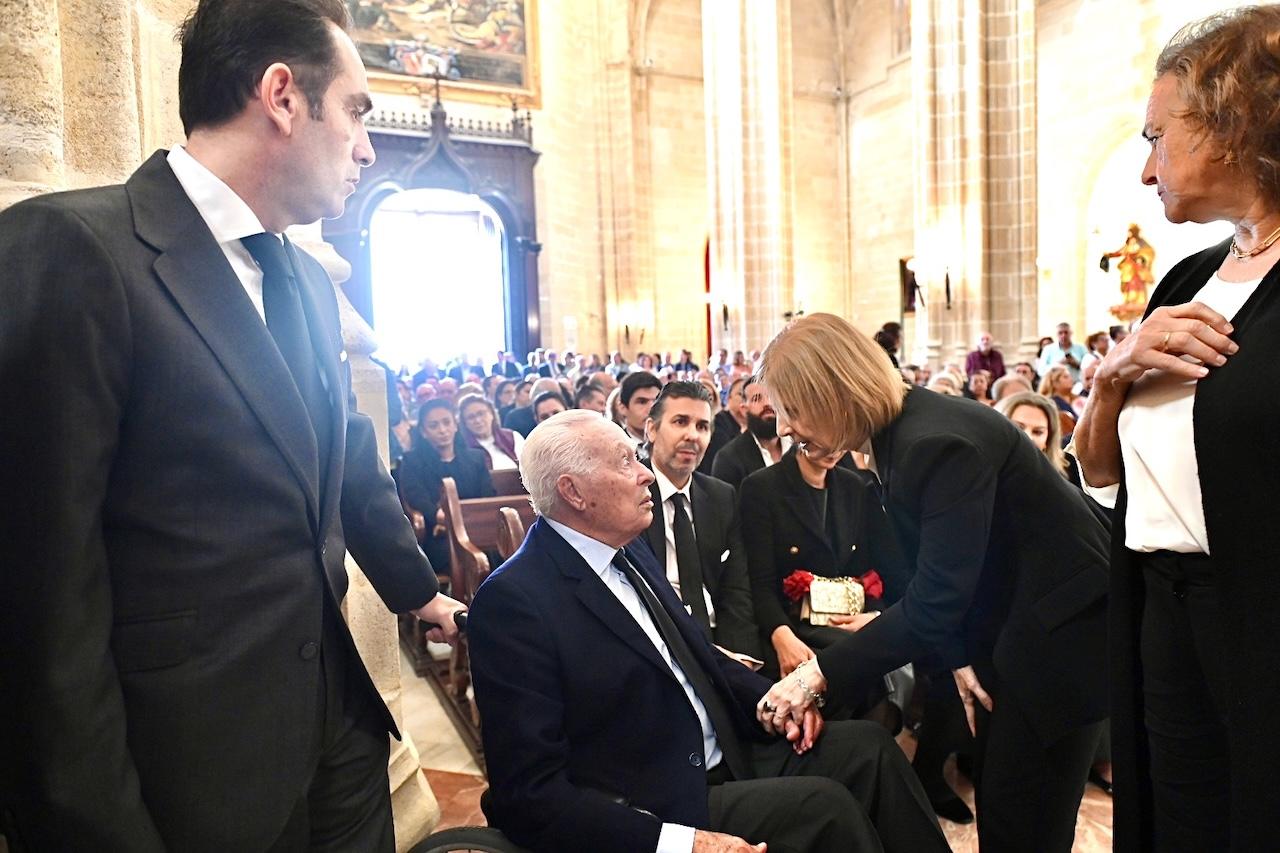 Numerosas personalidades asisten a la capilla ardiente en la Iglesia de Santiago para despedir al jerezano Rafael de Paula