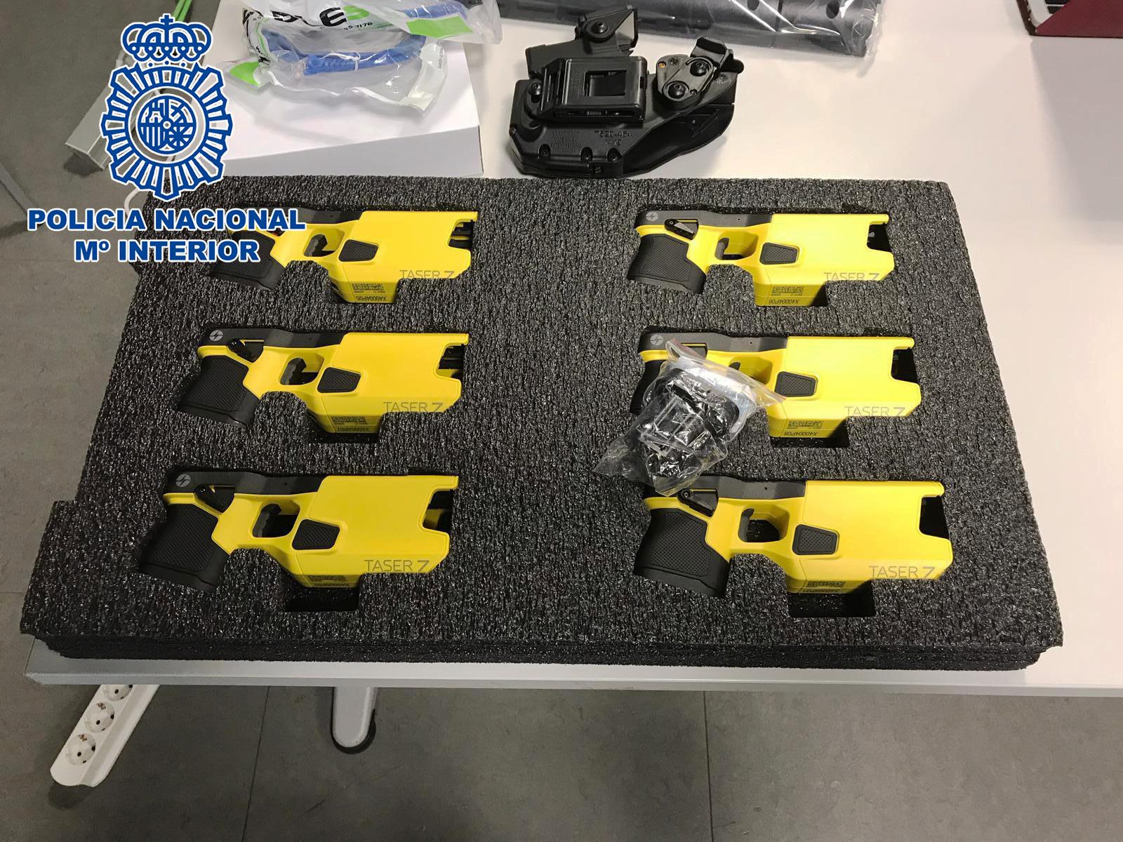 La Policía Nacional incorpora las pistolas táser eléctricas a su armamento reglamentario