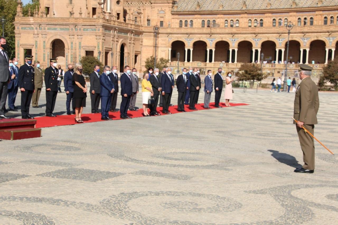 La Defensión participa en el izado de Bandera en la Plaza de España