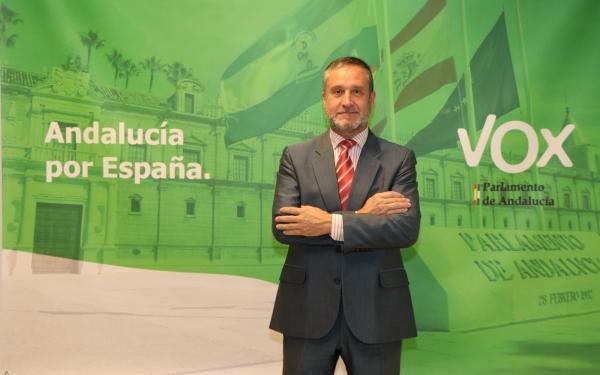 Cesados Ramón Aumesquet y su equipo al frente de Vox en Jerez