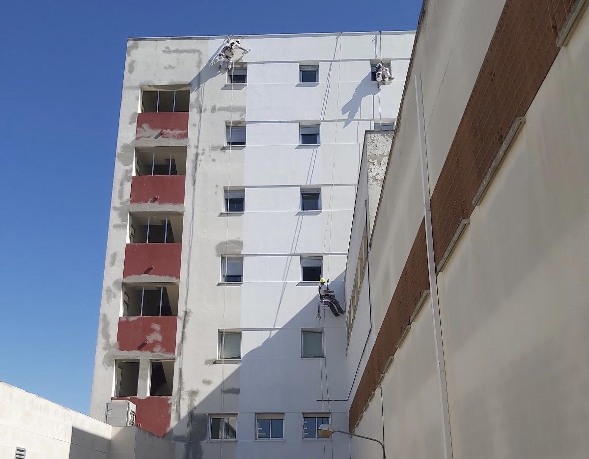 La Junta arregla y repinta 12.000 metros cuadrados de pared en el Hospital de Jerez tras 15 años de abandono
