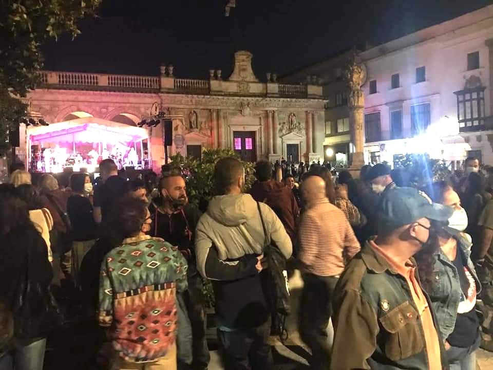 Indignación en las redes tras los conciertos masivos organizados por PSOE y Ganemos en el centro