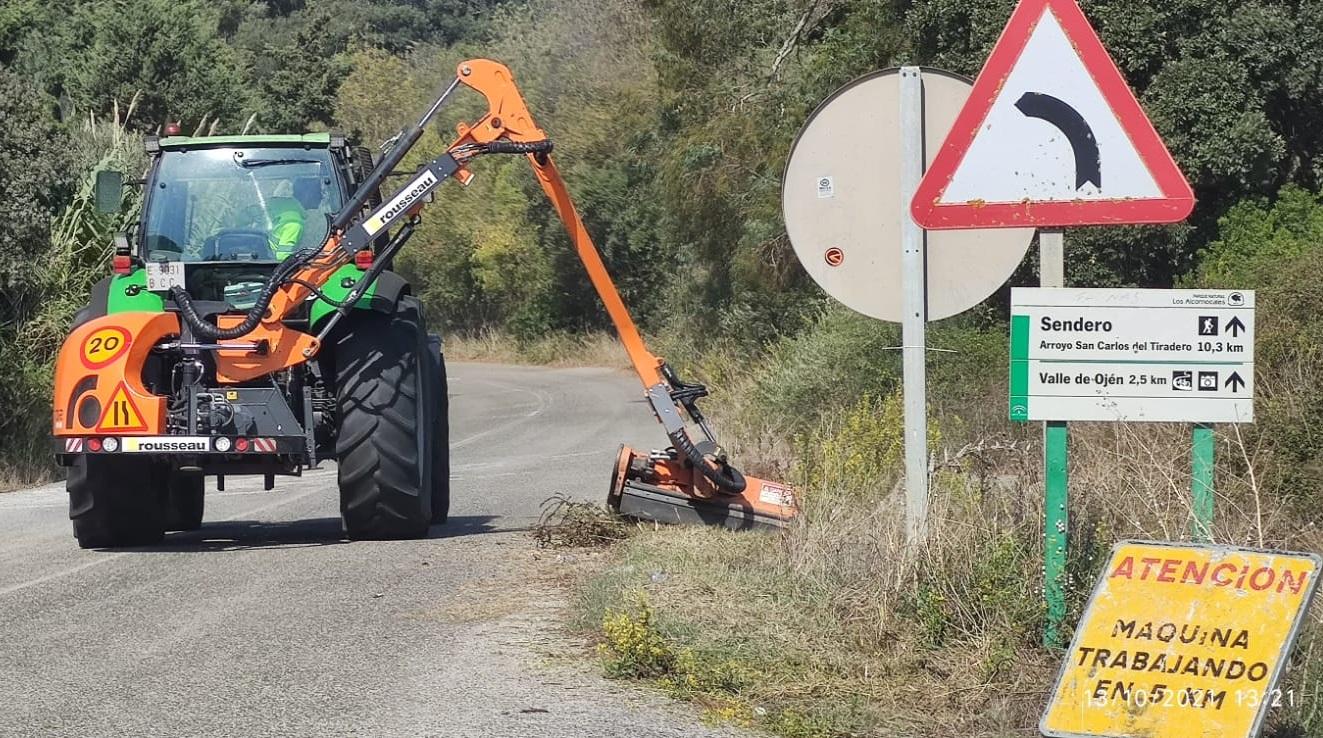 La Junta realiza actuaciones de tratamiento de vegetación en vías de servicio de carreteras de la provincia por más de 100.000 euros