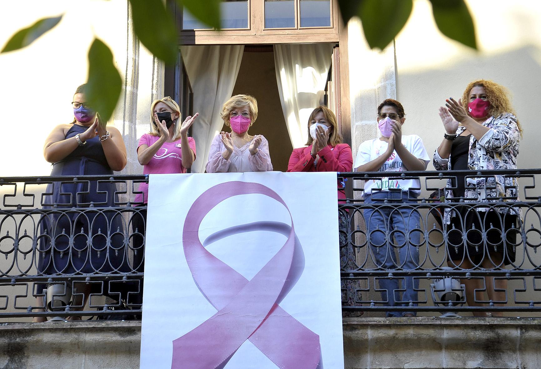 El Ayuntamiento de Jerez conmemora el Día Mundial contra el Cáncer de Mama colocando el lazo rosa en su fachada