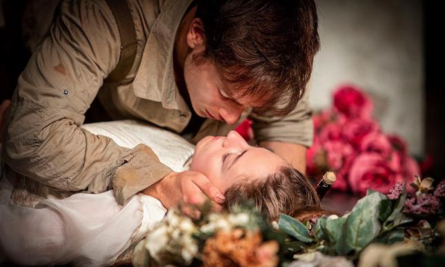 'Romeo y Julieta' de Teatro Clásico de Sevilla, una versión actualizada de la obra de Shakespeare que llega al Villamarta