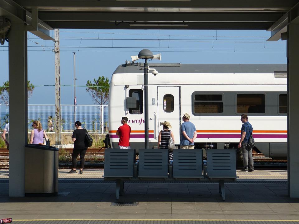 Renfe emite 205.000 abonos gratuitos para Cercanías y MD de Andalucía en el primer mes de bonificación al transporte