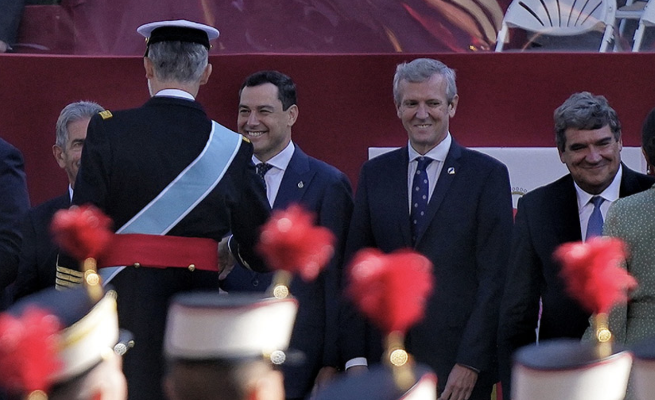 Juanma Moreno insta en el Día de la Hispanidad a "trabajar juntos por el presente y el futuro de España"