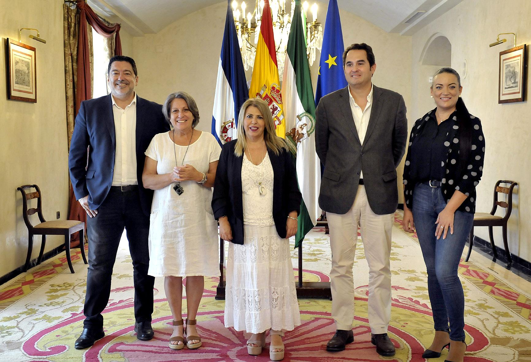 La alcaldesa recibe en el Salón Noble a los representantes de los Reyes Magos en Jerez