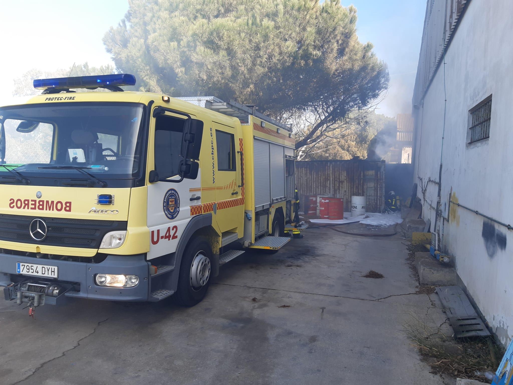 Bomberos del Parque de Jerez intervienen en un incendio de pastos y cañaveral en la carretera hacia Sanlúcar