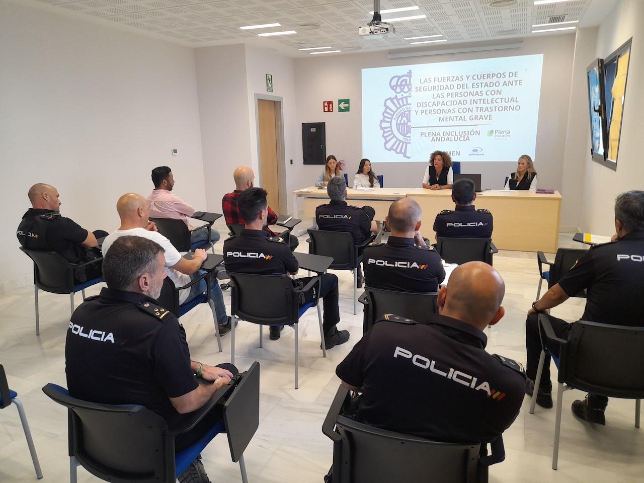 La Policía Nacional se actualiza en Jerez en las últimas técnicas para el trato de personas con discapacidad intelectual