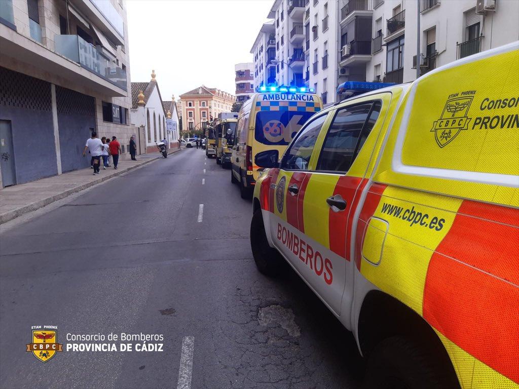 Importante despliegue por un aparatoso incendio en el entorno de la calle Paúl de Jerez con varios traslados al Hospital