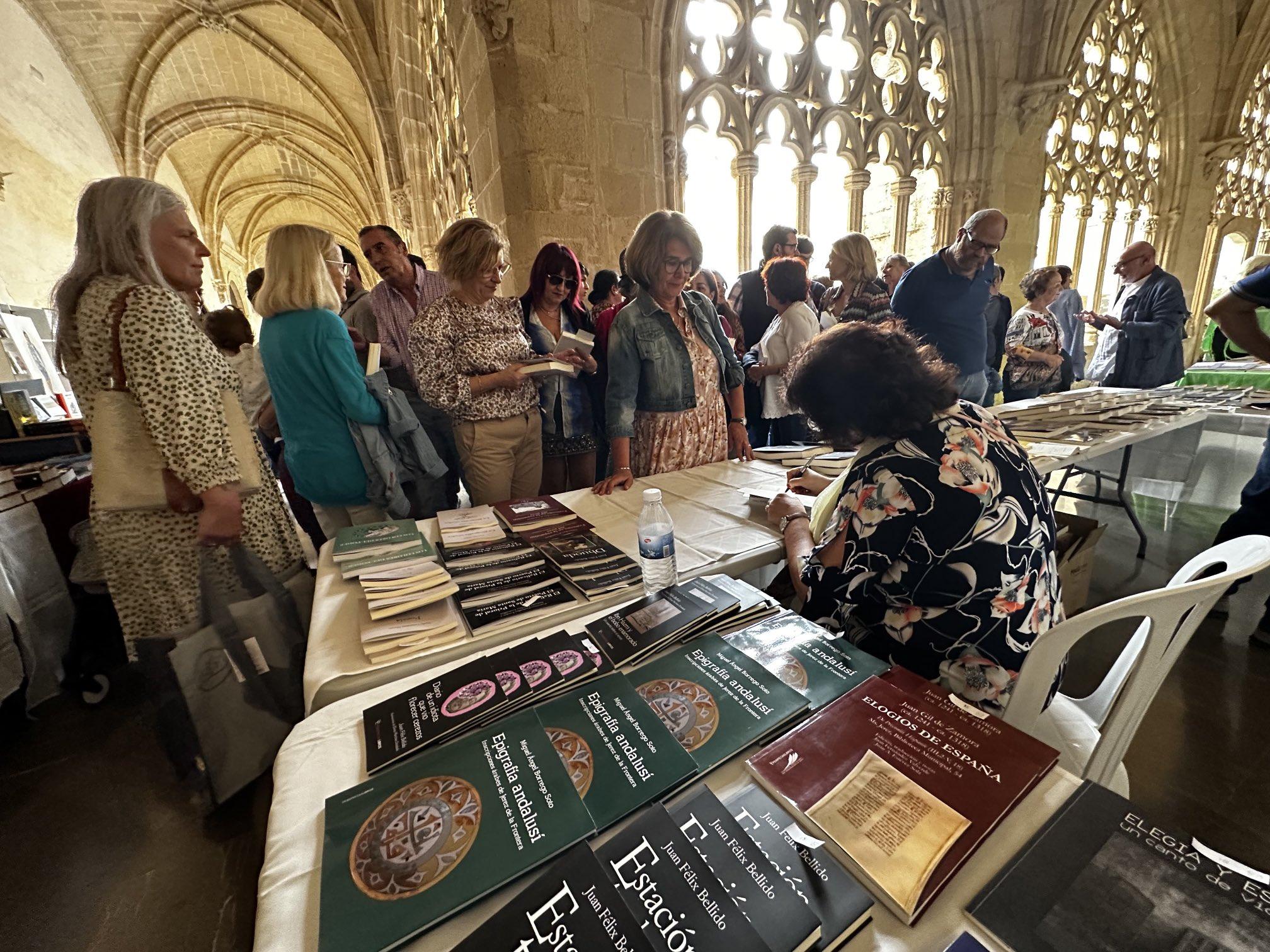 Récord de visitas a la Feria del Libro con más de 8.000 personas en Los Claustros de Santo Domingo
